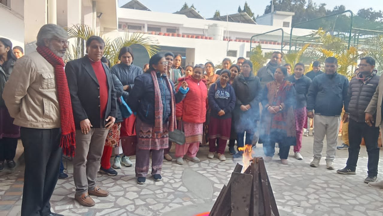 मेरठ : ऋषभ एकेडमी में लोहड़ी पर्व का आयोजन