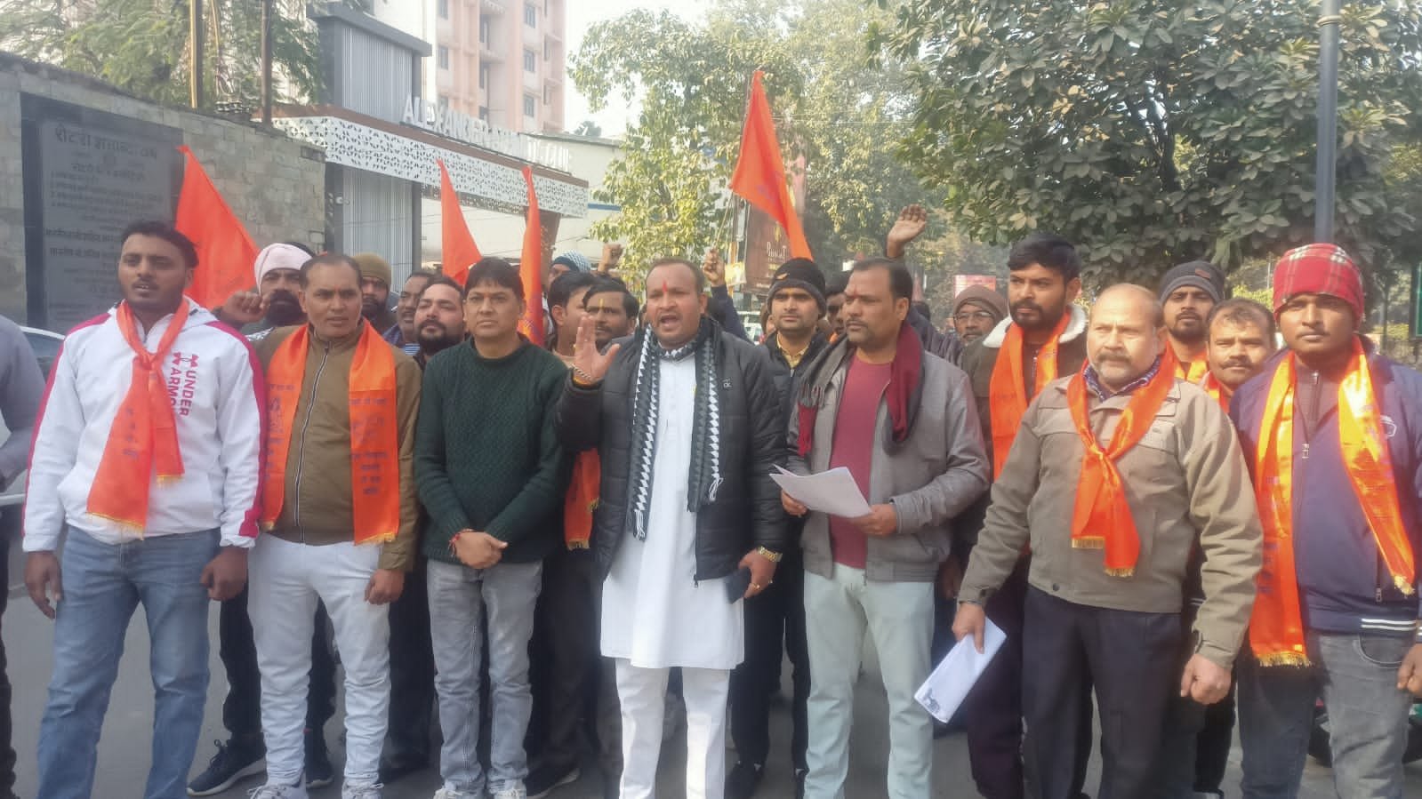 मेरठ : हनुमान मंदिर के पास अवैध मांस दुकानों के विरोध में गौ सेवा समिति ने सौंपा ज्ञापन